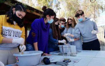 Reciclamos aceite para hacer jabón en la Escola Natura Francolí