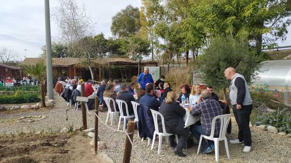 Ven a la calçotada popular de Mare Terra en la Escola de Natura de Tarragona