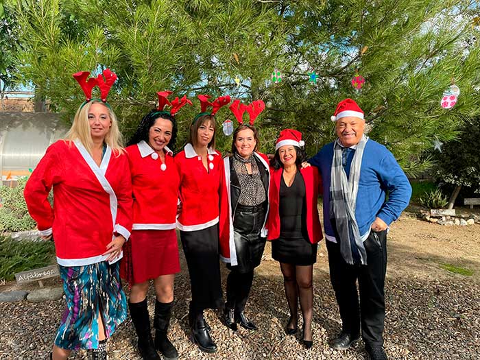 Gente mayor de Tarragona crea su árbol navideño en la Escola Natura