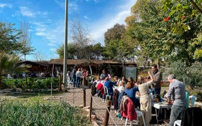 Más de 100 personas en la calçotada popular de Mare Terra