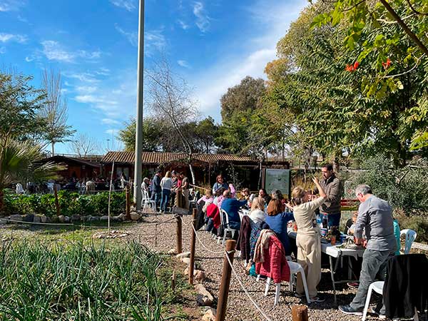 Más de 100 personas en la calçotada popular de Mare Terra